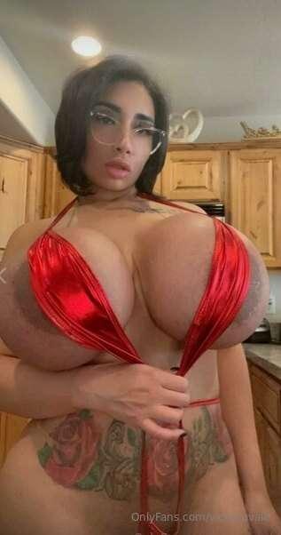 💦 OMG !! Who wins ? Check out @marizarabbit I know how much ..