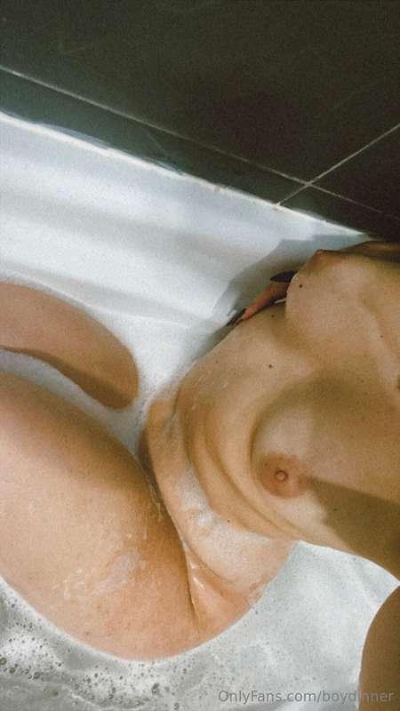 Wanna take a bath together?😚