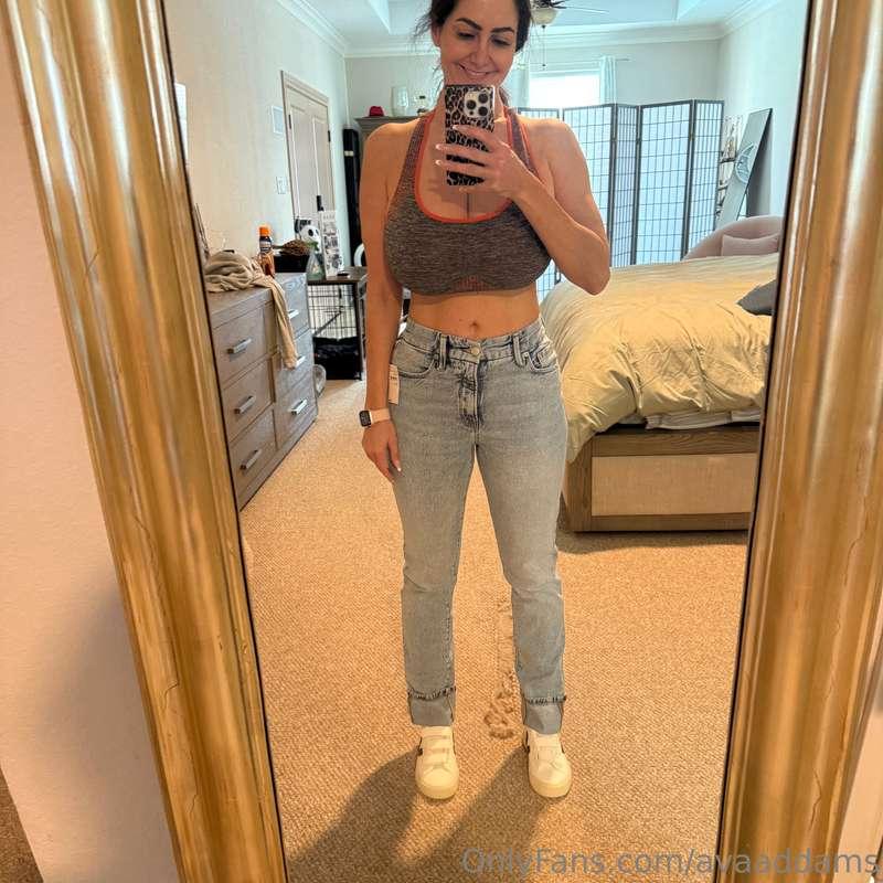 Will you help me decide which jeans to wear? 🧐