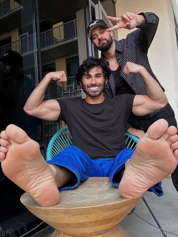 Full foot worship video Coming soon… 🦶🏽 😈@caseycooperxxx 