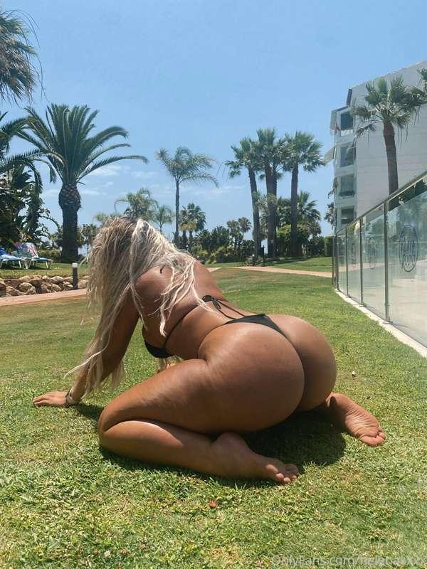 Ass and sun, what more could you want