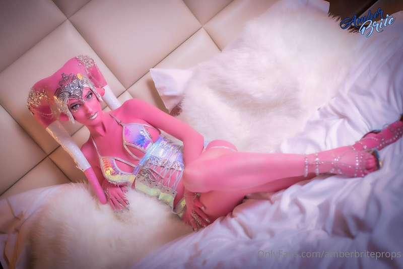 Well I couldn't help but share my favorite pink twi'lek for ..