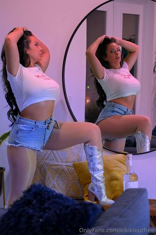 Baby I want to ride you until you can't take it anymore. 💋