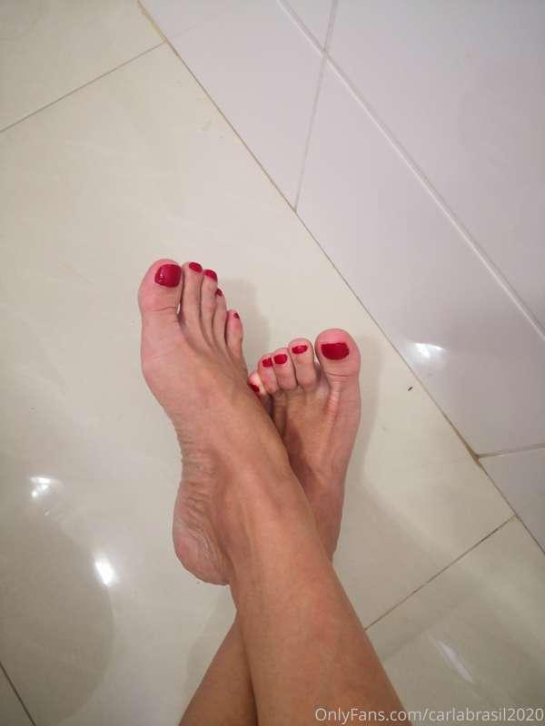 For those who like feet, here is a picture of mine 😉