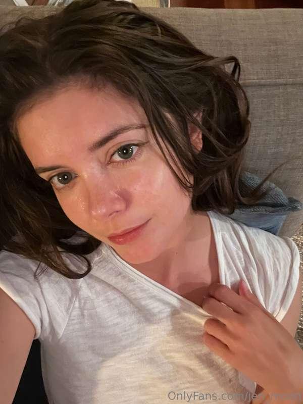 Fresh face after a shower, sending kisses 😘 