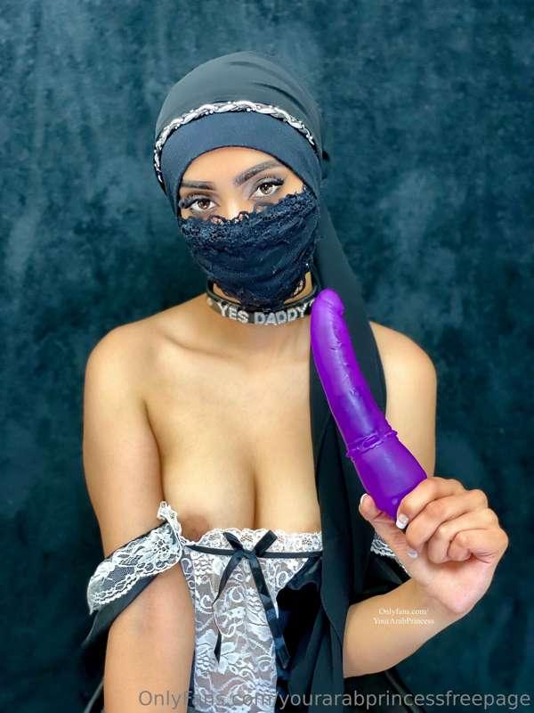 I’m such a slutty hijabi maid😈 Fucked myself with my new dil..