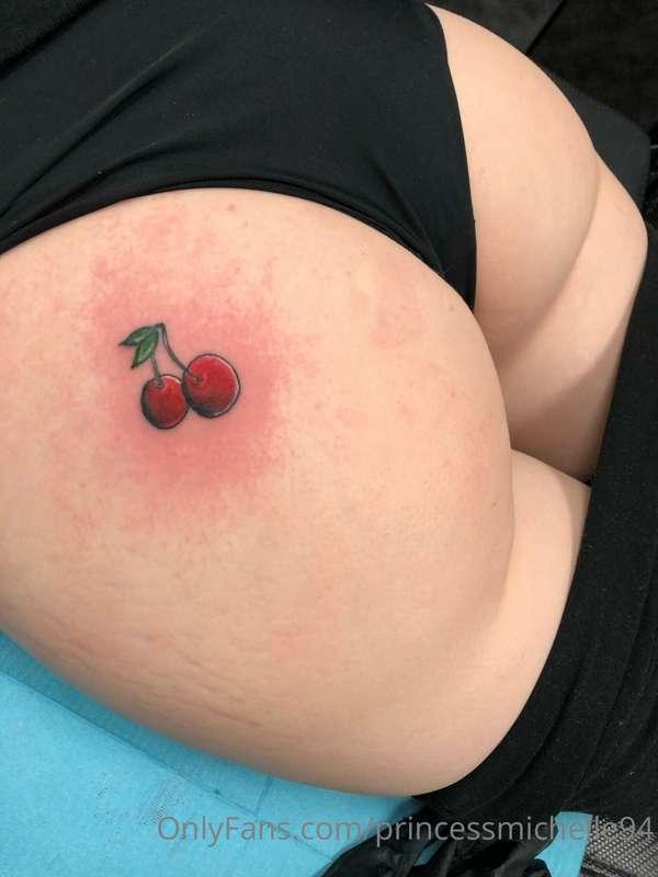 As a thank you for 400 subscribers here’s my freshly tattooe..
