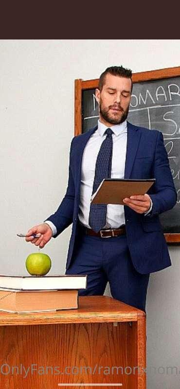 Will you bring an apple to the teacher?
Llevarias una manzan..