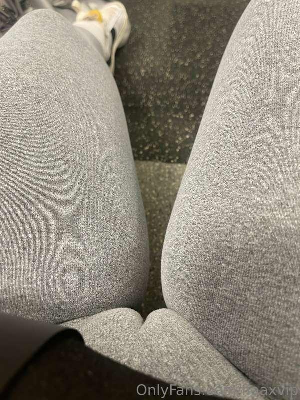 Geez😅 my pussy is so fat it really shows thru my gym clothes..