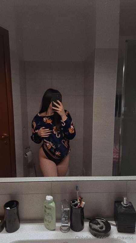 Spogliarsi da sola non è il massimo, mi stimoli? 🥵