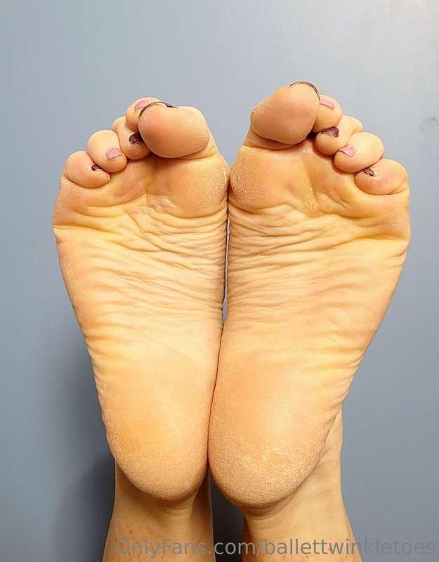 Wrinkles for you to lick 😜👣