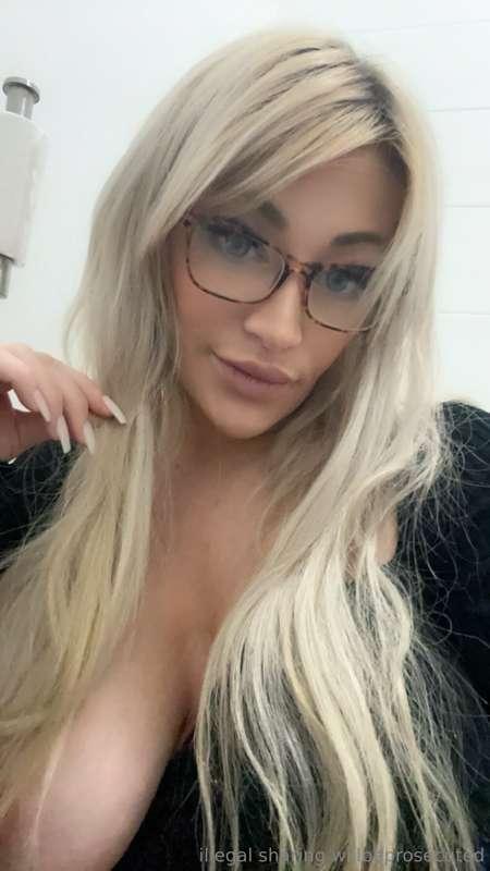 Happy hump day, cum chat with me. 😋💜