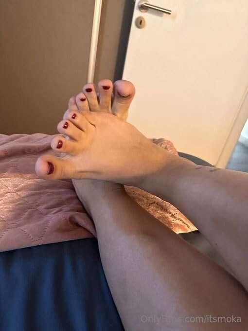 LIKE if you wanna taste my feet 👅
