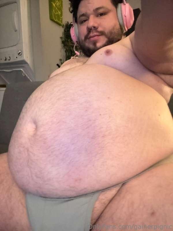 Gamer pig is horny!