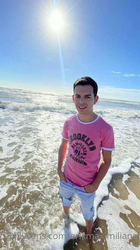 Let's have a good time at the beach 🥵🔥