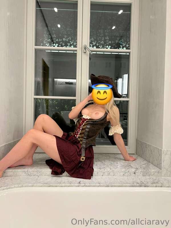 who joins me in a netflix and sucking tits night? 😇