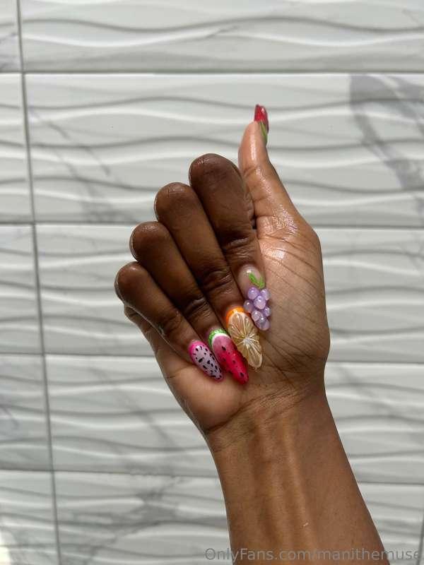 Do you like my nails? 👀 Who wants to see them wrapped around..