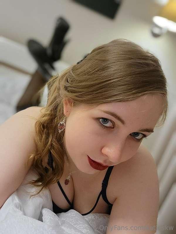 Photo shoot in the bedroom, if you want more photos, I will ..