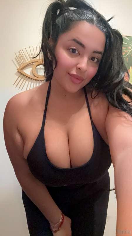 Can I have some morning kisses? 🤤