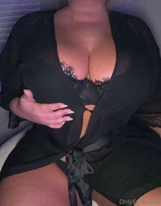 This is how I'd wait in bed for you if you were my man 🥰🥰🥰