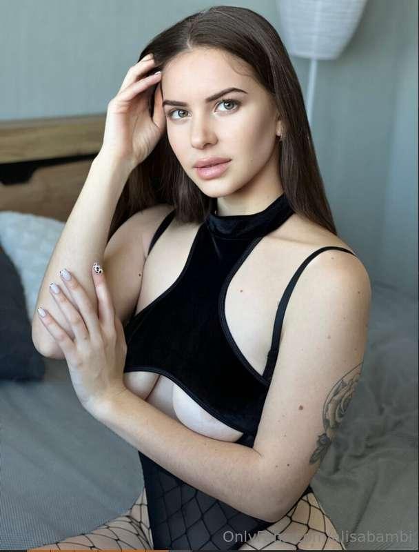 This sexy girl can't stay without your attention😍
Her perfec..