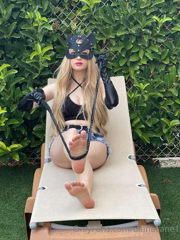 Cat woman 🐈‍⬛ is here to make you worship my feet😈

(Swipe u..