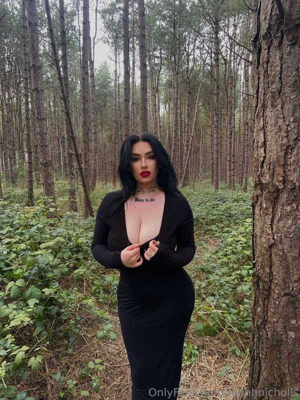 It’s giving ✨Morticia✨