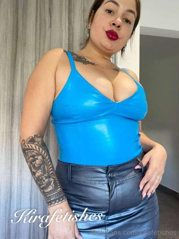 Do you like what I'm wearing? 🖤👠