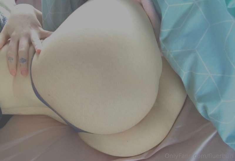 just a cheeky ass pic hehe. 🍑🌸💓 i can’t help myself from giv..