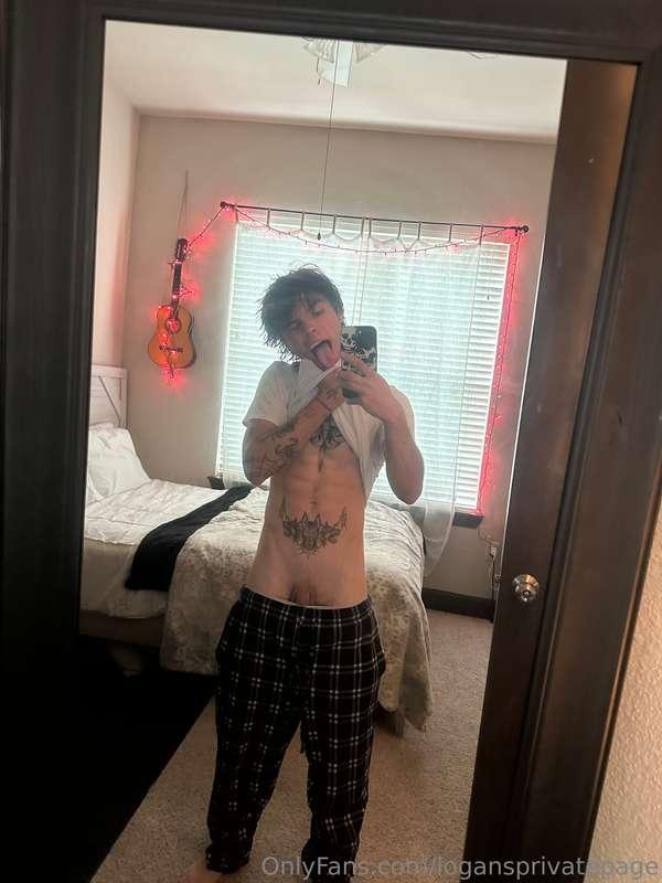 Like this pic and comment for a surprise🤤