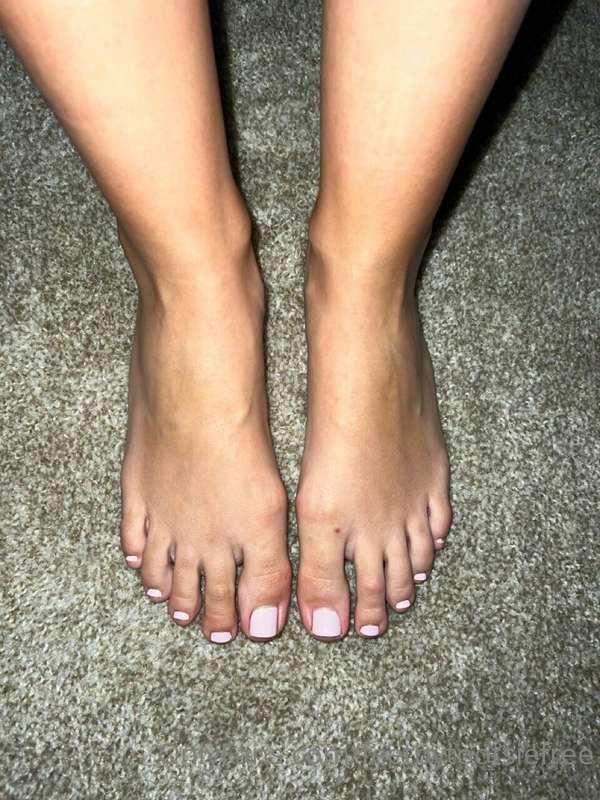 I want you to admire my feet😈
