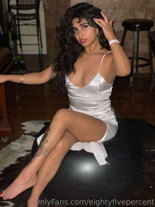 Happy new years babes 🥳💕 here’s a video of me pretending to ..