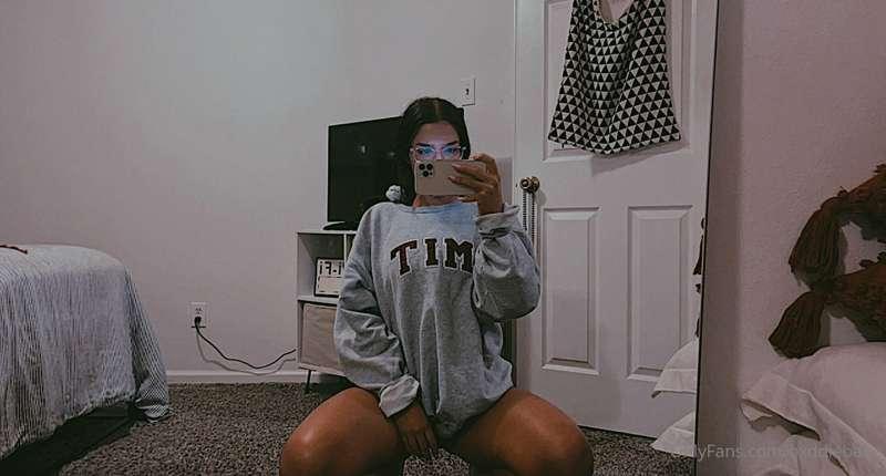 she’s both smart 🧠 and sexy 💋 .