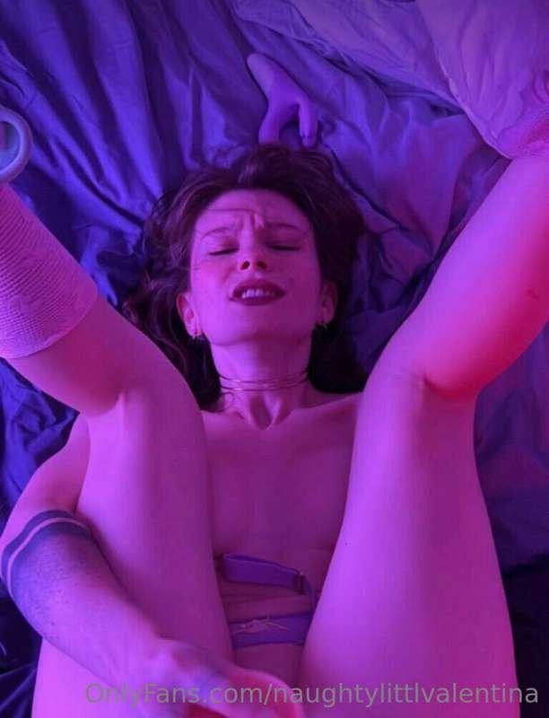 Let me distract you👉 @exactly_that_woman 🍒

Cum and pour you..