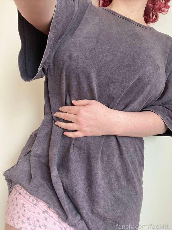 Cute &amp; cozy in my oversized T-shirt &amp; pajama shorts 🍑 Showing off what’s underneath 

#hairy #hairypussy #bush #bodyhair #hairygirl #hairywoman #hairygirls #hairywomen