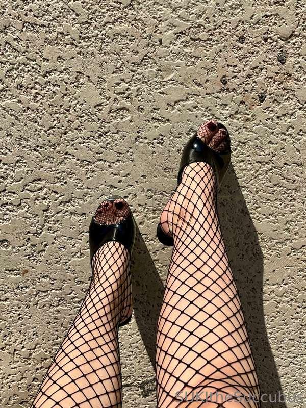 My toes in heels >>