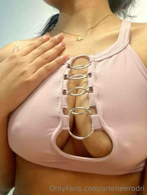 Who wants to see me take this off 😏😏??