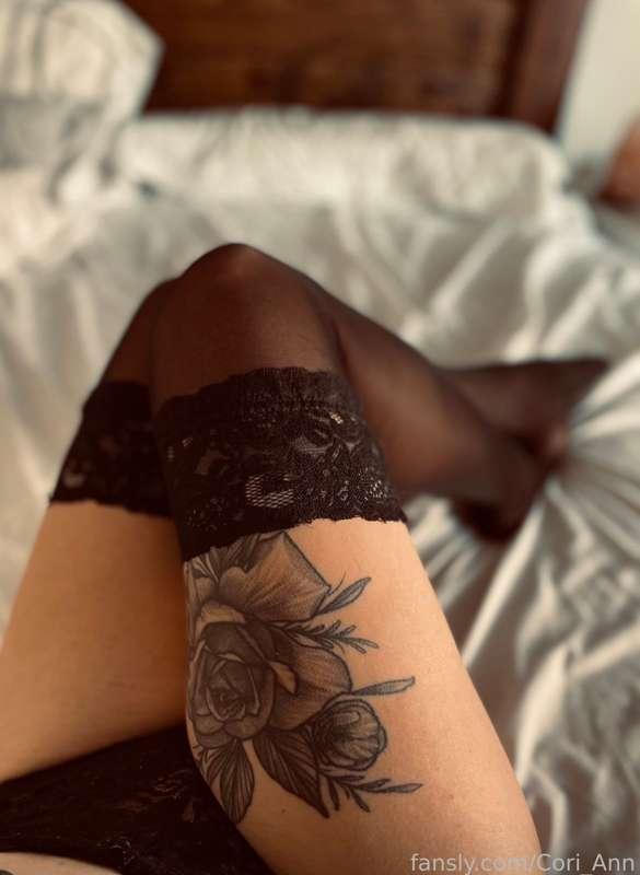 Do you all like stockings? I’d love to know everyone’s opinion of them! 💚

#fyp #legs #feet #stockings #lingerie #tattooed #tattoos 