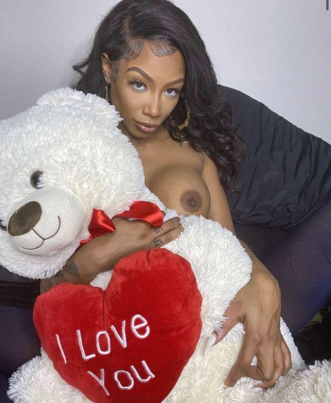 Slutty @laceyluxxx wants to be your valentine 🐻💕 she is givi..