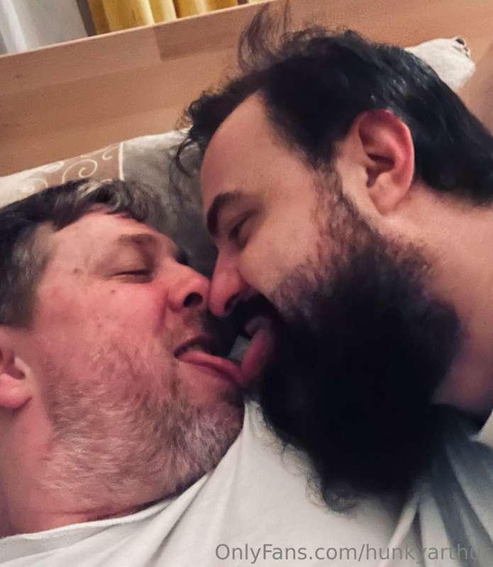 Kissing bears …