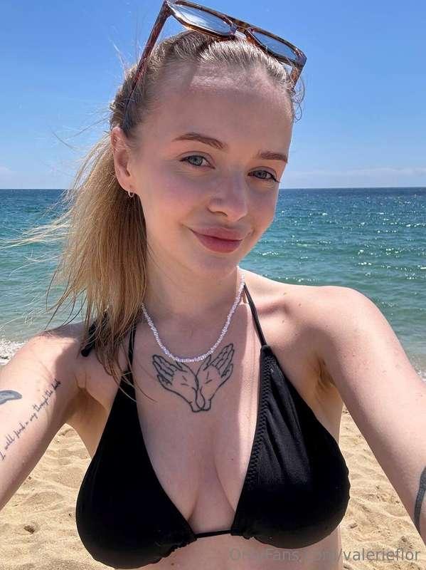I'm in sunny Barcelona and I'm so happy ! 🌞 On the beach, en..