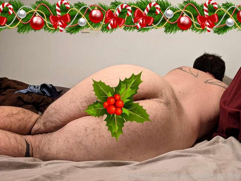 Do you want to kiss me under the mistletoe babe? 😘  Or do yo..