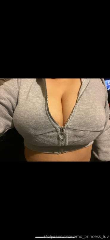 Can you cum 💦 help me get undressed 😉 