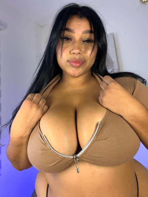 can't take up the zipper... titties too big lol🙈