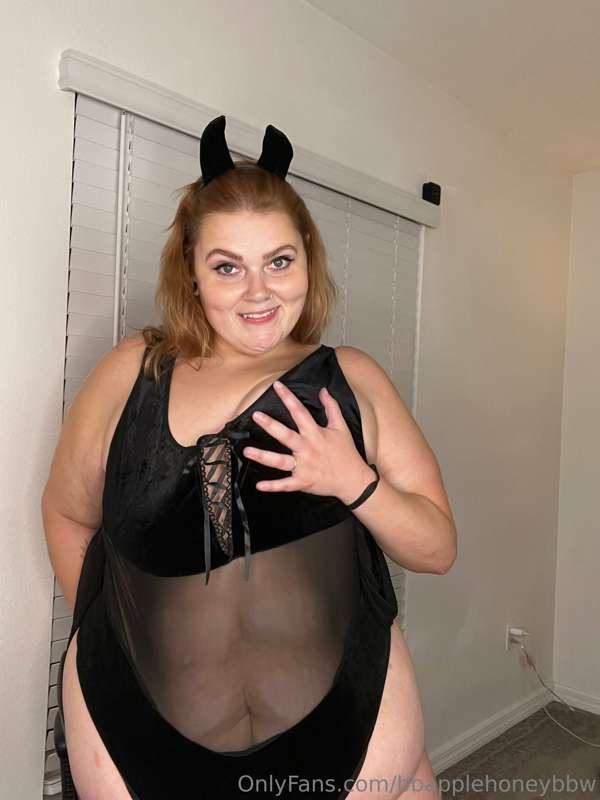 So excited for spooky season 🦇
Would you fuck me in my bat e..