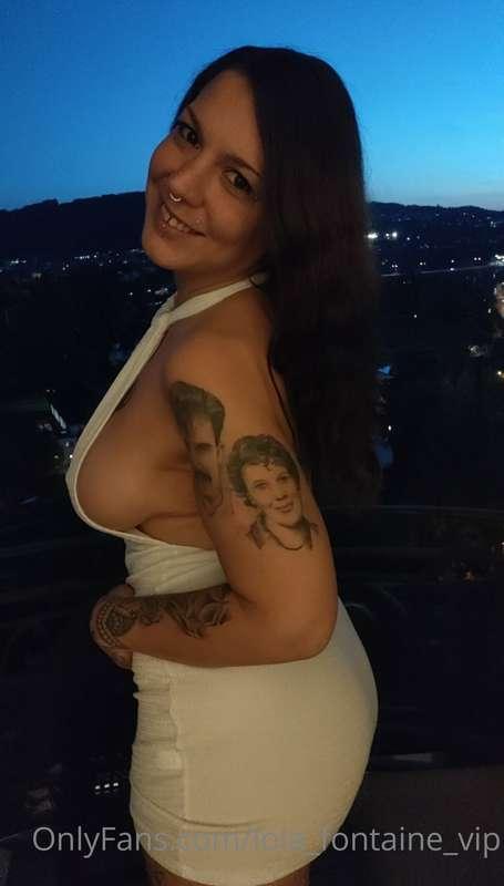Side boob on the hotel balcony 🦄