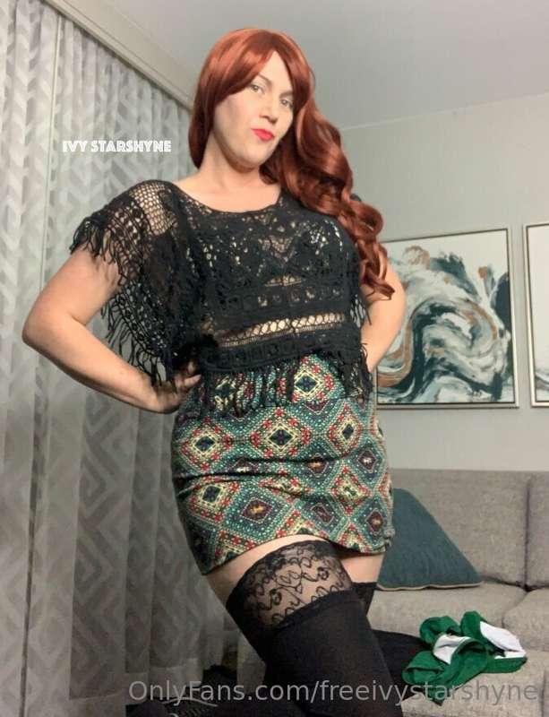 This slutty gal is showing full bush over on the paid side o..