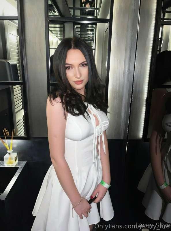 Hey! I'm @lacey_skye 💎.My breathtaking figure will leave you..