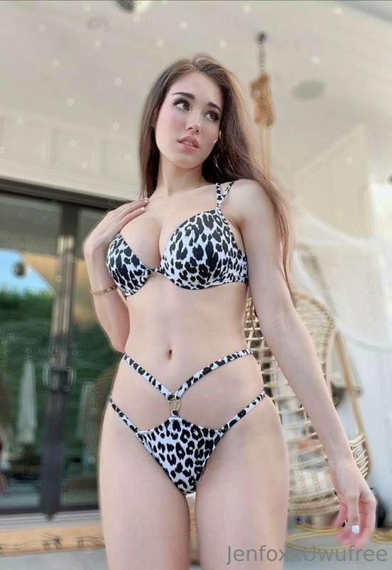 Trying on my new Bikini. Do you like it? ✨👙