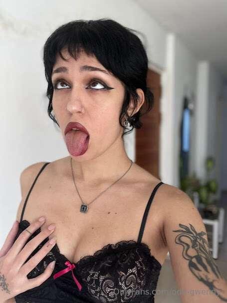just me and my favorite pose... again 👅🖤
